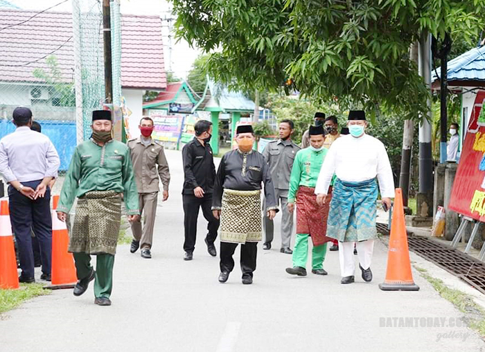Bupati dan Wakil Bupati berjalan dari Rumah Dinas menuju Sekretariat DPRD untuk mengikuti Rapat Paripurna Istimewa Hari Jadi KKA